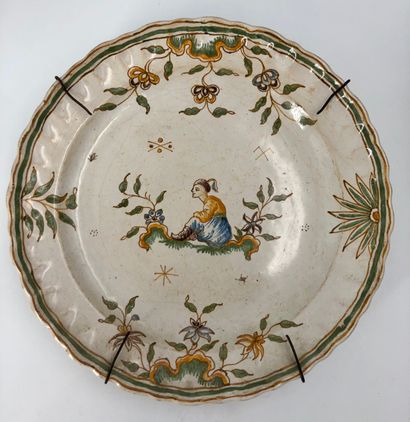 null 慕士奇 - 一套八件的陶盘，有赭石、绿色和蓝色的人物和花卉装饰。

磨损和摩擦
