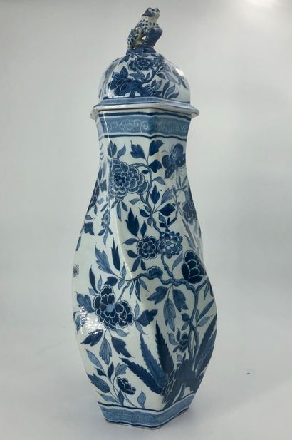 null Delft – Manufacture « Les trois cloches » (?)

Haut vase couvert en faïence...