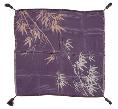 JAPON - XXe siècle Fukusa en soie violette à motifs teints de bambous, les angles...