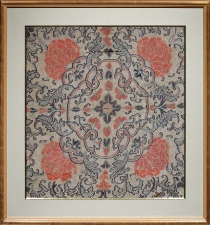 JAPON - XVIIIe/XIXe siècle Polychrome silk kesi, a stylized flower and scrolls forming...