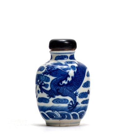 CHINE - XXe siècle Porcelain snuff bottle decorated in blue underglaze with a dragon...