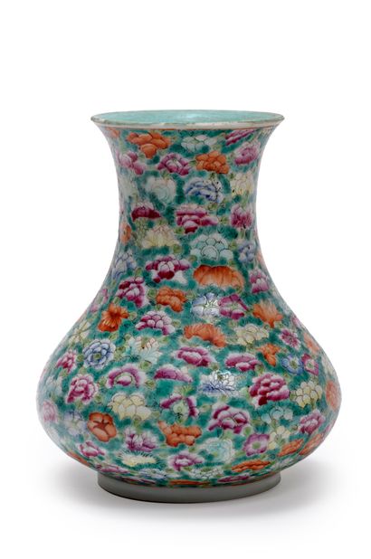 CHINE - Epoque de la République - MINGUO (1912 - 1949) Porcelain vase with a low...