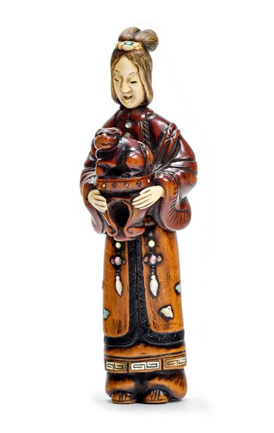 JAPON - Epoque EDO (1603 - 1868) Large wood and ivory netsuke, young woman with her...