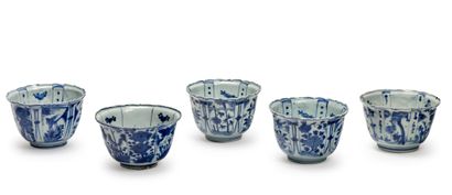 CHINE, Kraak - Epoque WANLI (1573 - 1620) Cinq bols polylobés en porcelaine décorée...