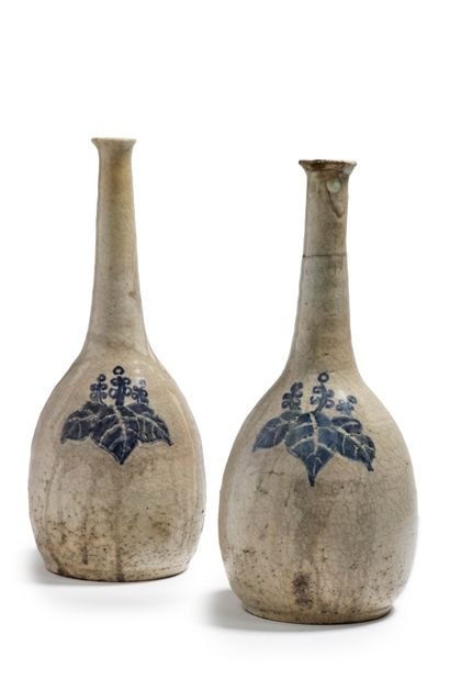 JAPON - Époque EDO (1603-1868) A pair of long-necked stoneware vases, white glazed...