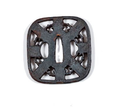 JAPON - Milieu Epoque EDO (1603 - 1868) Iron nadegaku gata with eight rays and wild...