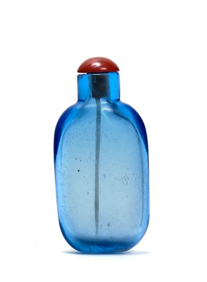 CHINE - XIXe siècle Flacon tabatière en verre bleu clair translucide. (Col légèrement...