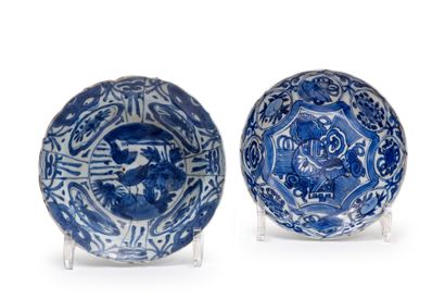 CHINE, Kraak - Epoque WANLI (1573 - 1620) Two porcelains decorated in blue underglaze:
-...
