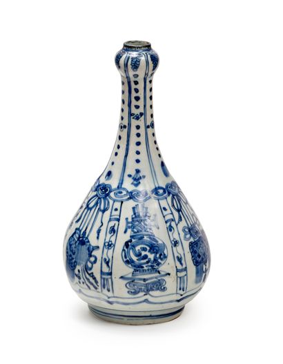 CHINE, Kraak - Epoque WANLI (1573 - 1620) Porcelain bottle vase with bulbous neck...
