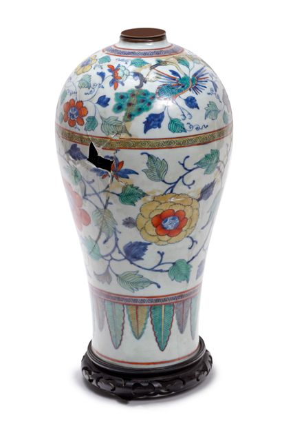 CHINE - XIXe siècle Vase de forme "meiping" en porcelaine décorée en bleu sous couverte...