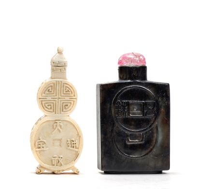 CHINE - XXe siècle Deux flacons tabatières :
- un en ivoire de forme double gourde...
