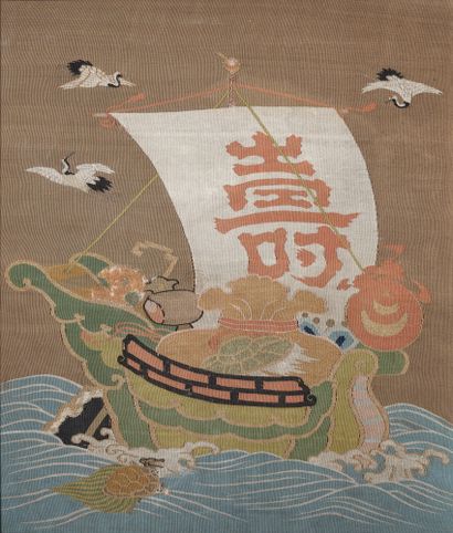 JAPON - XIXE SIÈCLE Fukusa de soie tissée polychrome et rebrodée de fils d'or à décor...