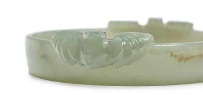 CHINE A round celadon nephrite bowl carved with a stylized "shou" character in the...