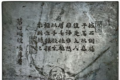 CHINE Plaque en néphrite verte à décor incisé de Luohan et surmonté d'un poème.
Dim....