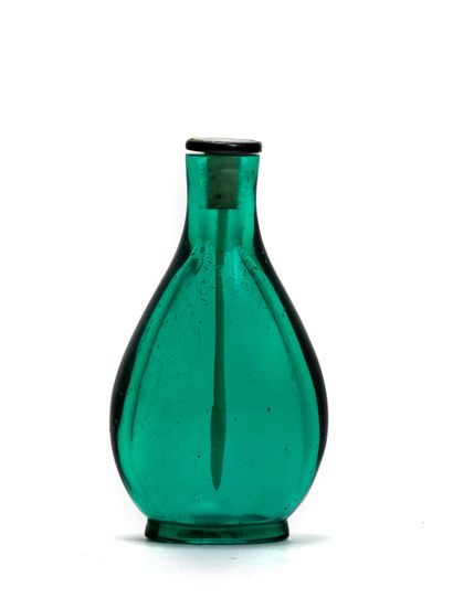 CHINE - XIXe siècle Flacon tabatière de forme ovoïde en verre vert translucide.
(Infime...