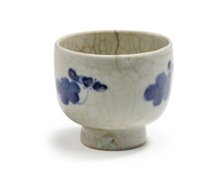 COREE - PÉRIODE CHOSEON (1392 - 1897) A white glazed porcelain bowl with blue underglaze...