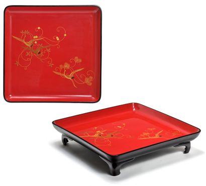 JAPON - XXe siècle Pair of square four-legged trays in red and black lacquer, decorated...