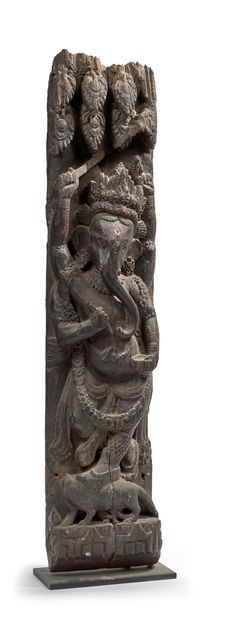 NEPAL - XVIIE/XVIIIE SIÈCLE Bois sculpté figurant Ganesh à quatre bras, brandissant...