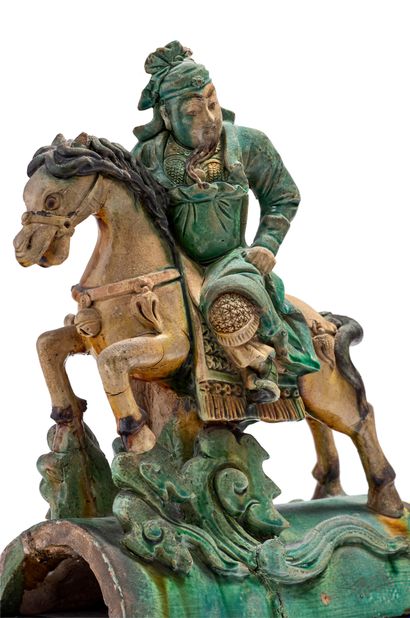 CHINE - Epoque MING (1368 - 1644) Tuile faîtière en grès émaillé vert et jaune, cavalier...