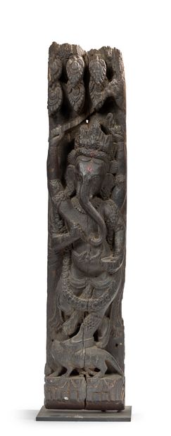 NEPAL - XVIIE/XVIIIE SIÈCLE Carved wood with a four-armed Ganesh, brandishing a sword,...
