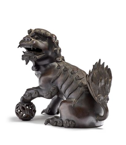 CHINE - XIXe siècle Brûle-parfum en forme de lion assis en bronze à patine brune,...