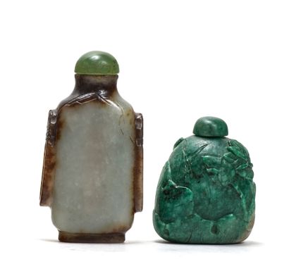 CHINE - XXe siècle Two snuff bottles :
- one rectangular in grey and rust nephrite,...