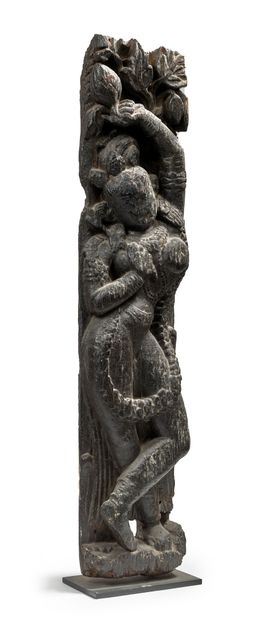NEPAL - XVIIE/XVIIIE SIÈCLE Carved wood, dancing apsara, legs crossed and holding...