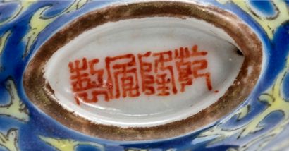 CHINE - XIXe siècle Petit flacon tabatière en porcelaine émaillée polychrome à décor...