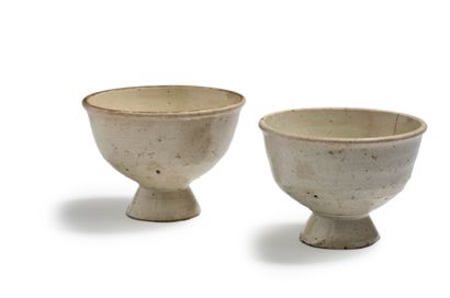 COREE - Début Période CHOSEON (1392 - 1897) A pair of small white glazed stoneware...