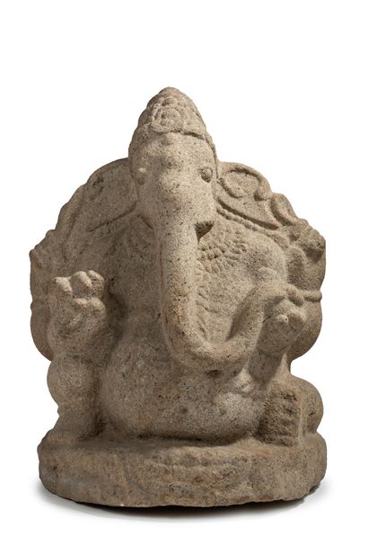 INDE, CHOLA - XIIIe siècle Statue de Ganesh en granite, assis devant un socle formant...