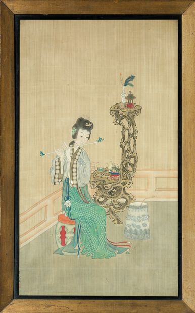 CHINE - Fin XIXe siècle Encre et couleurs sur soie, jeune femme jouant de la flûte,...