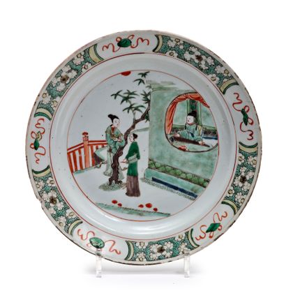CHINE - EPOQUE KANGXI (1662 - 1722) Plat en porcelaine décorée en émaux polychromes...