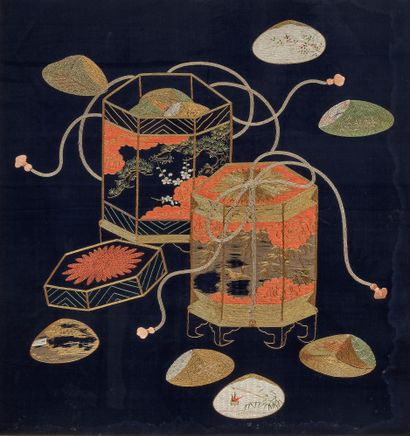 JAPON - XIXE SIÈCLE Fukusa de soie bleu foncé, orné en fils polychromes et or de...