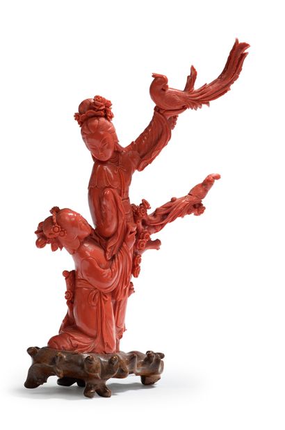 CHINE - XXe siècle * Groupe en corail rouge, sculpté de deux femmes, l'une tenant...