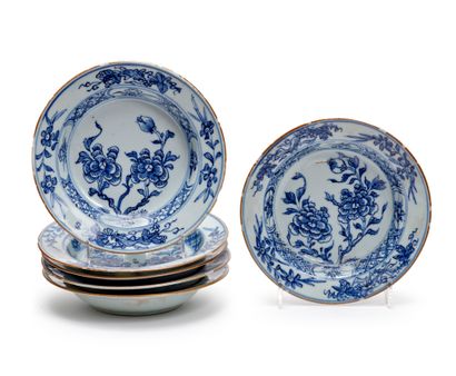 CHINE - XVIIIe siècle Six petites assiettes creuses en porcelaine décorées en bleu...