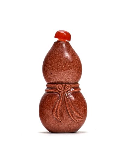 CHINE - Début XXe siècle Double gourd-shaped snuff bottle in aventurine glass, tied...
