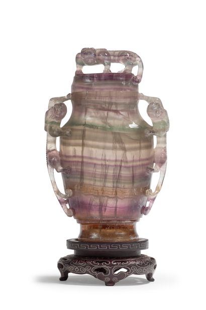 CHINE - Début XXe siècle Vase couvert en fluorine rubannée violette, verte et brune,...