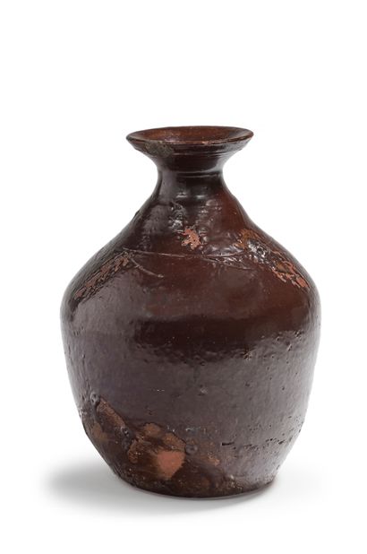 COREE - XIXE SIÈCLE Brown glazed stoneware jar, the neck glazed, a cross motif on...