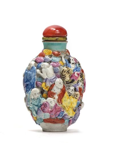 CHINE - Début XXe siècle Flacon tabatière en porcelaine moulée et émaillé sur le...