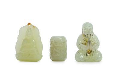 CHINE Trois pièces en néphrite céladon, bouddha assis, Guanyin assise et perle à...