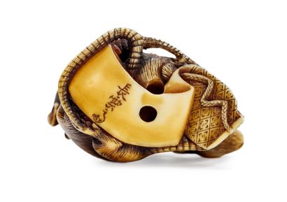 JAPON - XIXE SIÈCLE * Netsuke en ivoire, trois souris accolées, posant les pattes...