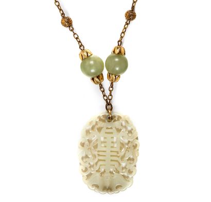 CHINE - Vers 1900 Collier de huit perles en serpentine, le pendentif en néphrite...