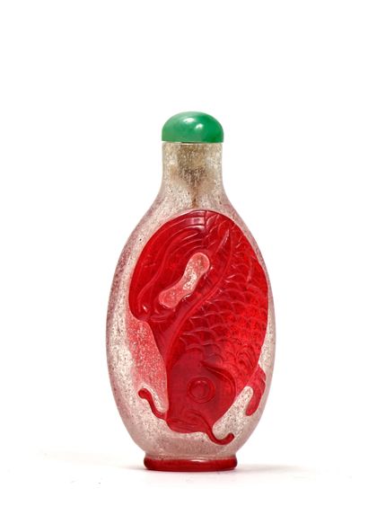 CHINE - Vers 1900 A baluster-shaped snuff bottle made of translucent speckled glass...