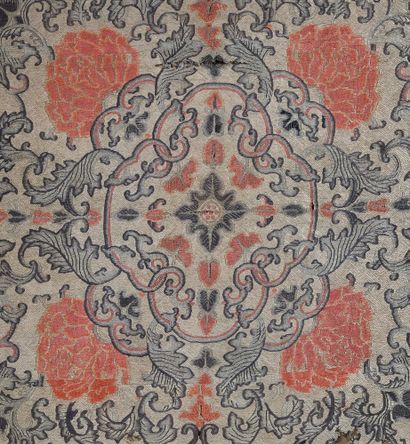 JAPON - XVIIIe/XIXe siècle Polychrome silk kesi, a stylized flower and scrolls forming...