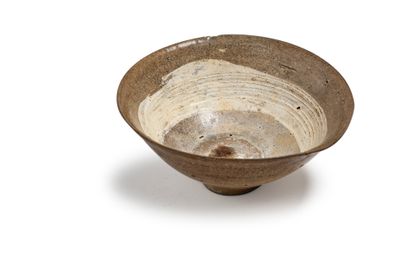 JAPON - Époque EDO (1603-1868) Chawan hake mishima en grès émaillé beige, orné d'un...