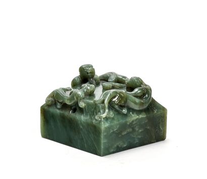 CHINE Cachet de forme carrée en néphrite verte surmonté de trois chilong. Dessous...