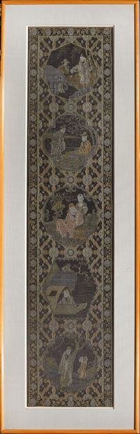 JAPON - Vers 1900 Kesi in gold and silver silk immortals and scholars with their...