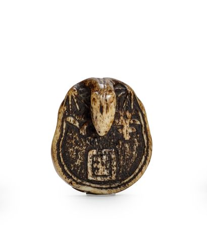 JAPON - XIXE SIÈCLE * Manju in deer horn, lizard climbing on a stone engraved with...