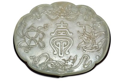 CHINE - Vers 1900 Plaque de ruyi en néphrite de forme polylobé à décor en léger relief...