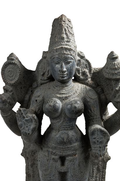 INDE DU SUD, VIJAYANAGAR - XVe siècle Stèle en granite représentant Lakshmi debout...